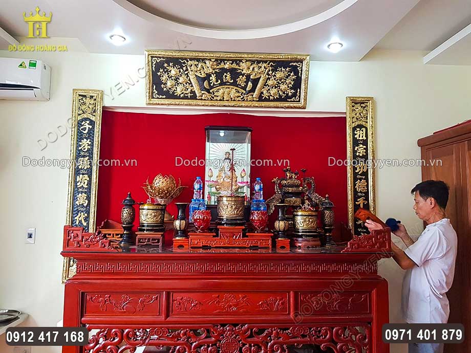Từng họa tiết hoa văn đều được chạm th&uacute;c v&ocirc; c&ugrave;ng tỉ mỉ, sắc n&eacute;t